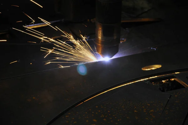 Машина лазерной резки резак на промышленном предприятии режет листовой металл — стоковое фото