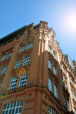 Sokaktaki apartman güneş ışığıyla dolup taşmış, Moskova, Rusya.