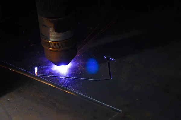 Laser cutting torch machine in an industrial plant cuts sheet metal. — Stock Photo, Image