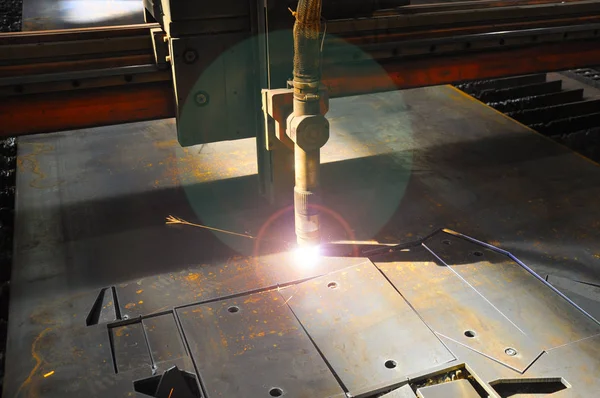 Machine de torche de découpe laser dans une usine industrielle coupe la tôle . — Photo