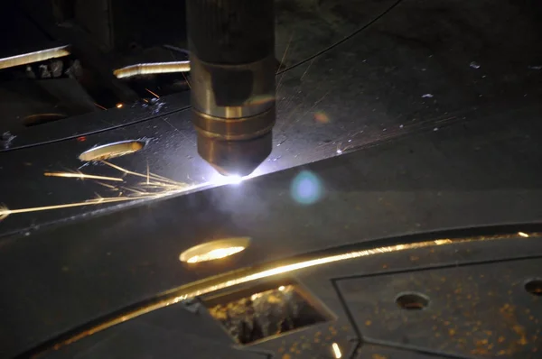 Maszyna do cięcia laserowego w zakładzie przemysłowym tnie blachy. — Zdjęcie stockowe