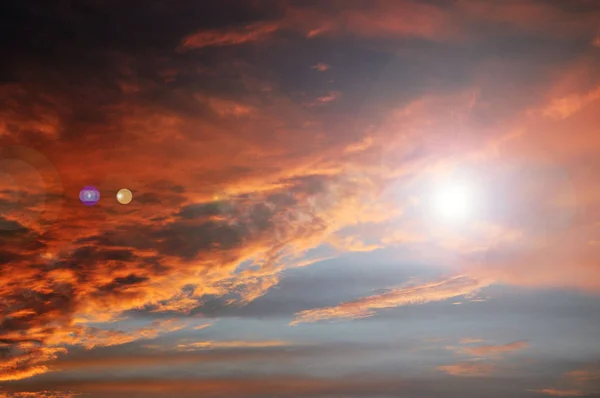 Pôr-do-sol dramático, céu vermelho. Depois da chuva . — Fotografia de Stock