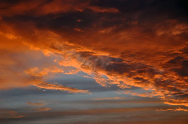 Pôr-do-sol dramático, céu vermelho. Depois da chuva . — Fotografia de Stock