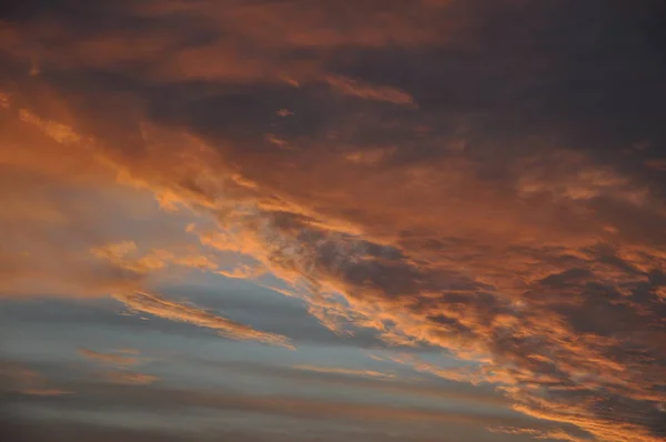 Драматический закат, красное небо. После дождя . — стоковое фото
