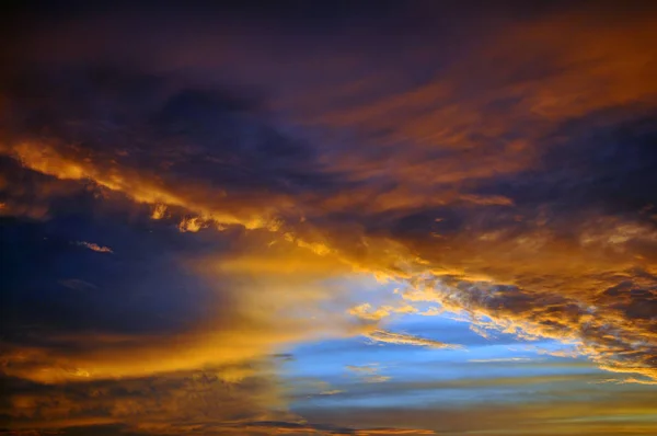 Pôr-do-sol dramático, céu vermelho. Depois da chuva . — Fotografia de Stock