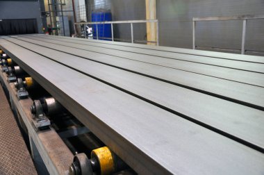 kumlama montajı için metal ürünlerin temini için rulo konveyör.
