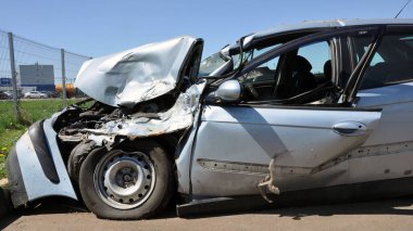 Araba yolun kenarında avrii sonra kırık duruyor