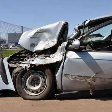 Araba yolun kenarında avrii sonra kırık duruyor