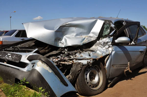 Carro fica quebrado após avrii na beira da estrada — Fotografia de Stock