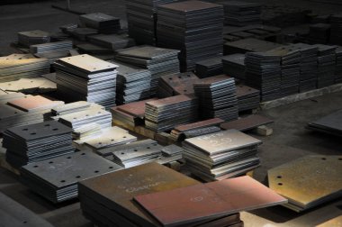 Fabrikada plazma kesimi. işaretleme ile bitmiş parçaların depolanması.