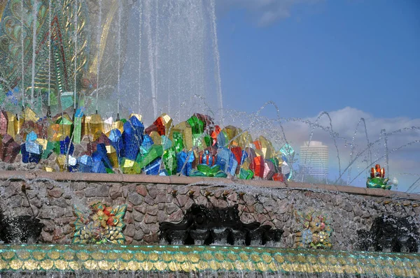 Stenen fontein op het grondgebied van de tentoonstelling van de verworvenheden van de nationale economie — Stockfoto