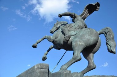 Aziz George Anıtı bir ejderha yıkıyor.