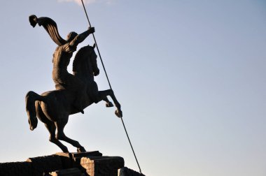 Aziz George Anıtı bir ejderha yıkıyor.