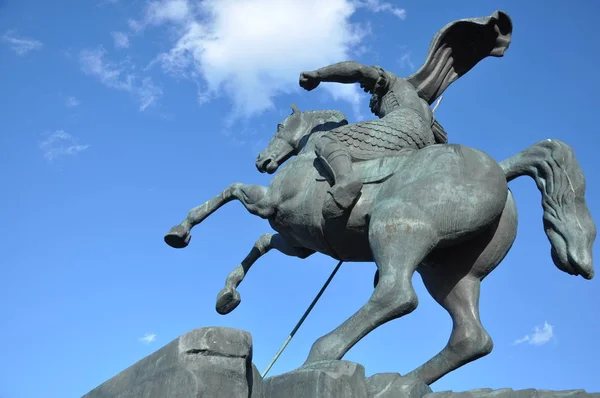 Monumento a São Jorge matando um dragão . — Fotografia de Stock