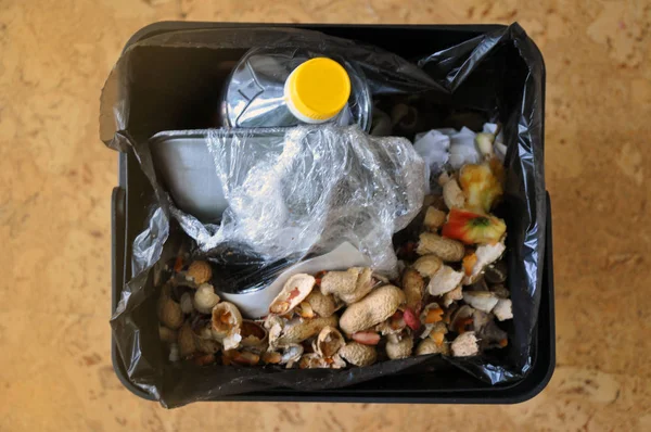 음식 잔류물 및 이차 재료 자원이 있는 쓰레기통 — 스톡 사진
