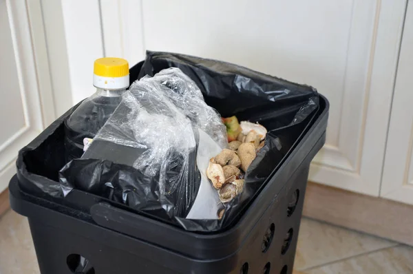 食品残渣と二次材料資源を含むゴミ箱 — ストック写真