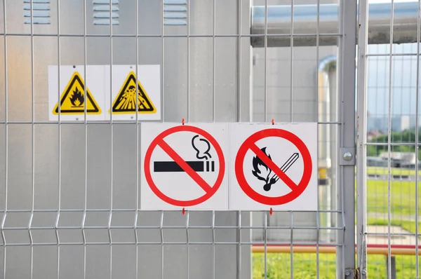 Señal inflamable en la cerca de una instalación industrial — Foto de Stock