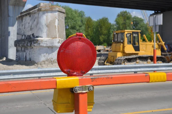 Sinais de alerta para os trabalhos em curso na estrada em construção . — Fotografia de Stock