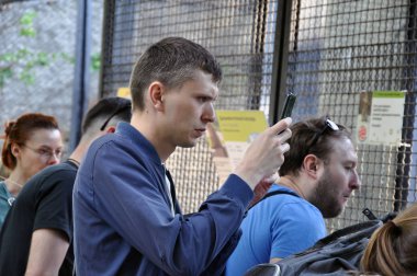 Moskova, Rusya - 25 Mayıs 2019: Hayvanat bahçesinde ki cep telefonu cihazlarından fotoğraf çekmek ve video çekmek