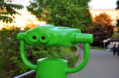 Moskova hayvanat bahçesi kentinde gözlem dürbün.