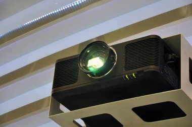 Toplantı odasında havai projektörden bir ışık.