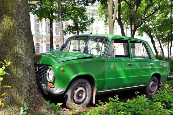 02 de julio de 2015 - San Petersburgo, Rusia: instalación de un accidente automovilístico en una carretera urbana — Foto de Stock