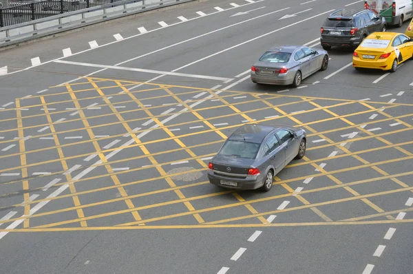 Moscou, Rússia - 2 de junho de 2019: NNo Parking Yellow Cross Zone Sign On The Road, Superfície de Asfalto . — Fotografia de Stock