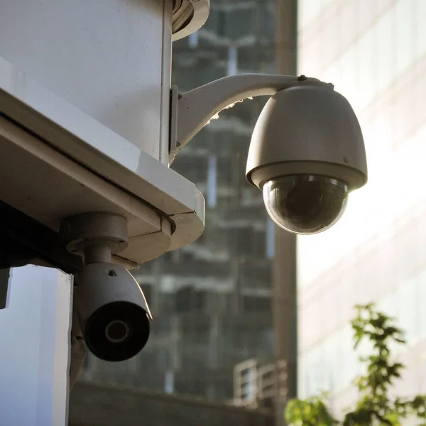 Gesloten circuit camera multi-angle CCTV systeem tegen de blauwe lucht. — Stockfoto