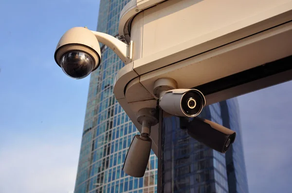 Cámara de circuito cerrado Sistema CCTV de varios ángulos contra el cielo azul . —  Fotos de Stock