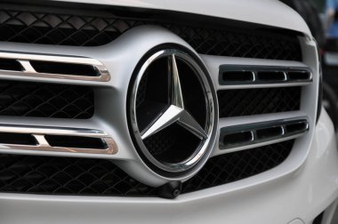 Mercedes Benz araba logosu bir krom Mercedes Benz ızgara.