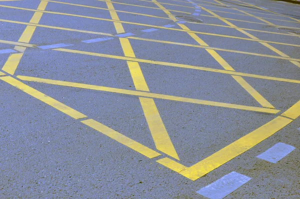NNo estacionamento amarelo Cruz sinal de zona na estrada . — Fotografia de Stock