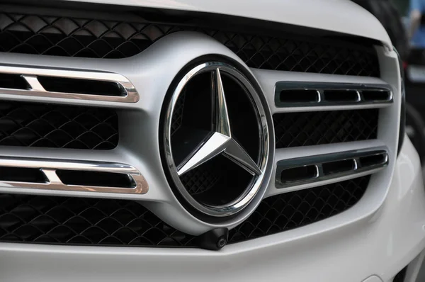 Mercedes Benz logotipo do carro em um cromo Mercedes Benz grill . — Fotografia de Stock