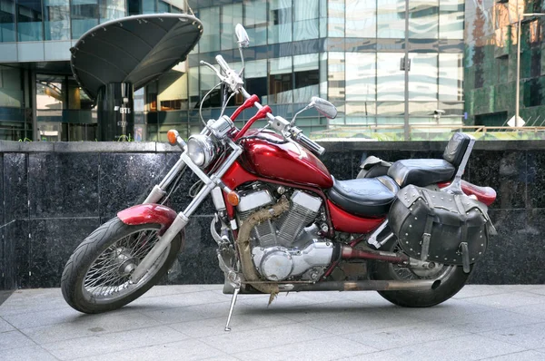 雅马哈摩托车在莫斯科市停车场。 经典的摩托车，积极的生活方式，摩托车作为一种业余爱好. — 图库照片