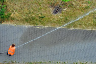 Sıcak bir yaz gününde sulama yeşil alanlar.