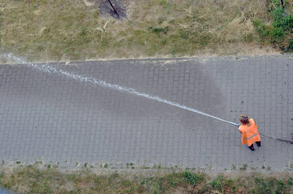 Arroser les espaces verts par une chaude journée d'été . — Photo