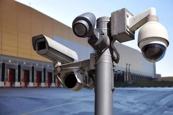 Telecamera a circuito chiuso Sistema CCTV multi-angolo sullo sfondo degli edifici del magazzino . — Foto Stock