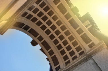 Moskova'da Kutuzov Caddesi'ndeki Zafer Takı'nın alt görünümü.