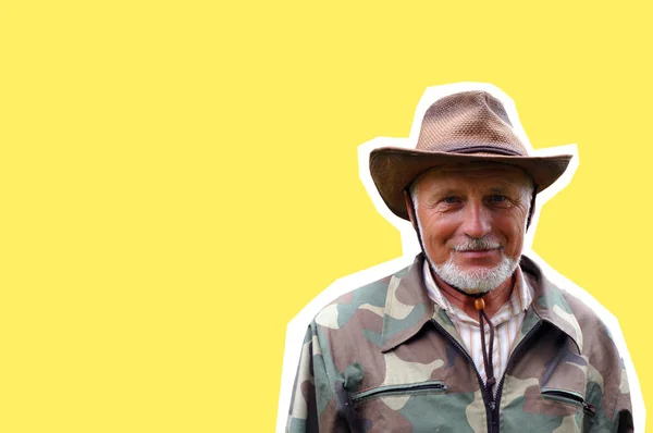 Reisende mittleren Alters. Porträt eines gutaussehenden erwachsenen Mannes mit grauem Bart und Hut in Tarnkleidung. — Stockfoto