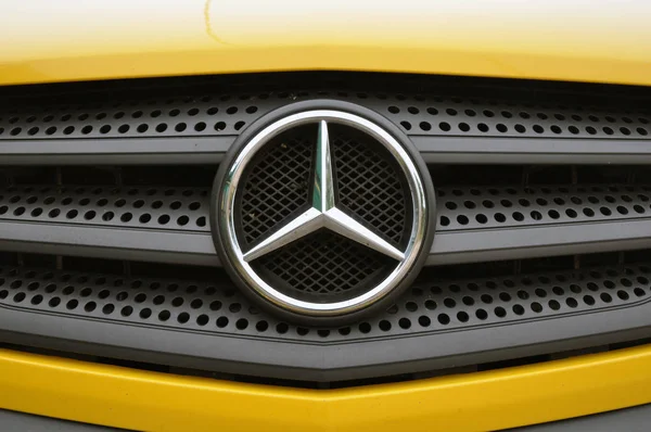 Mercedes Benz bil logo typ på en krom Mercedes Benz grill. — Stockfoto