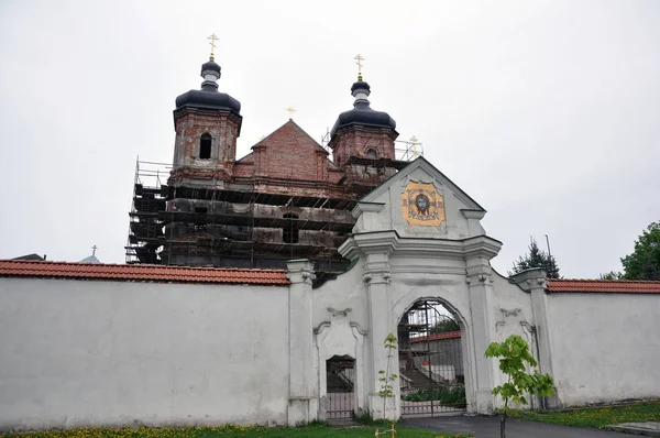 Construção da igreja, andaimes, reconstrução do templo. Forma geral . — Fotografia de Stock