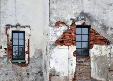 Pencereleri ile boş eski tuğla duvar dokusu.