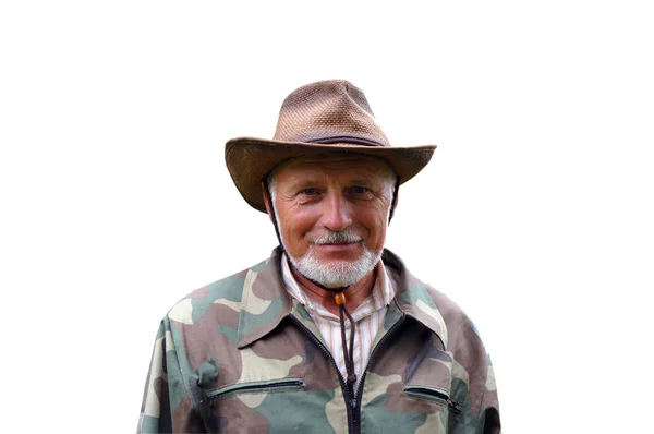 Orta yaşlı gezgin. Kamuflaj giyim gri sakallı ve şapkalı yakışıklı bir yetişkin adamın portresi. — Stok fotoğraf
