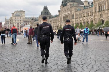 Kızıl Meydan'da 2 Rus polisi, Moskova'da şehir caddesinde devriye geziyor. Kolluk, Kolluk Kavramı
