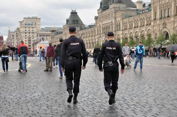 2 российских милиционера на Красной площади, патрулируют городскую улицу Москвы. Правоохранительные органы, Концепция правоприменения — стоковое фото