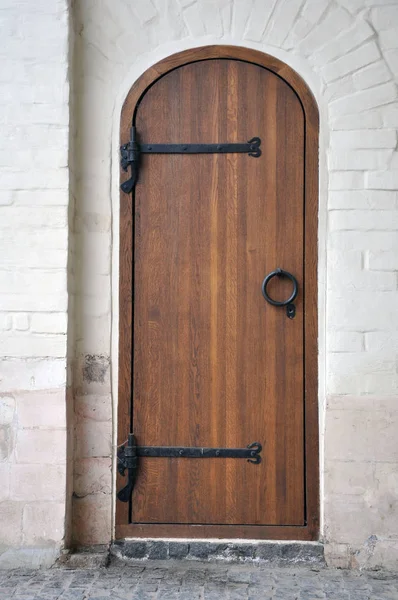 茶色の古いロシアの重い木製のドア. — ストック写真