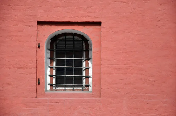 Antike Ziegelmauer mit gewölbtem Fenster. Textur. — Stockfoto