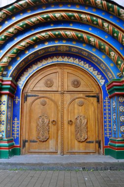 Kahverengi renk eski Rus ağır ahşap kapılar. Arch.