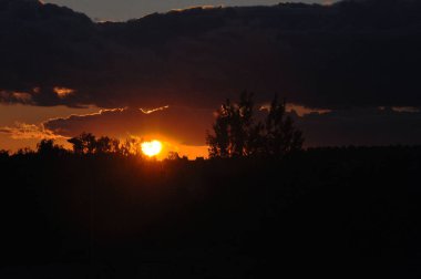 Gün batımında güzel kırmızı güneş. Kırmızı gün batımı gökyüzü.