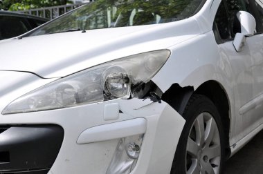 Bir araba kazasının sonucu. Hasarlı tampon ve kafa optikleri