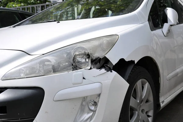 A consequência de um acidente de carro. Pára-choques danificado e óptica de cabeça — Fotografia de Stock